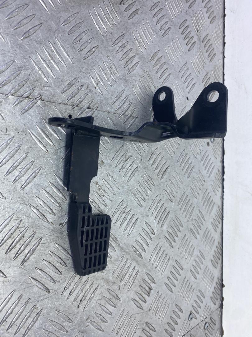 кронштейн КПП Skoda Yeti 1 поколение 2013, 2.0 л., CFHF, дизель, 6МКПП, серый, универсал, полный привод, 02M409905AR - фото №1