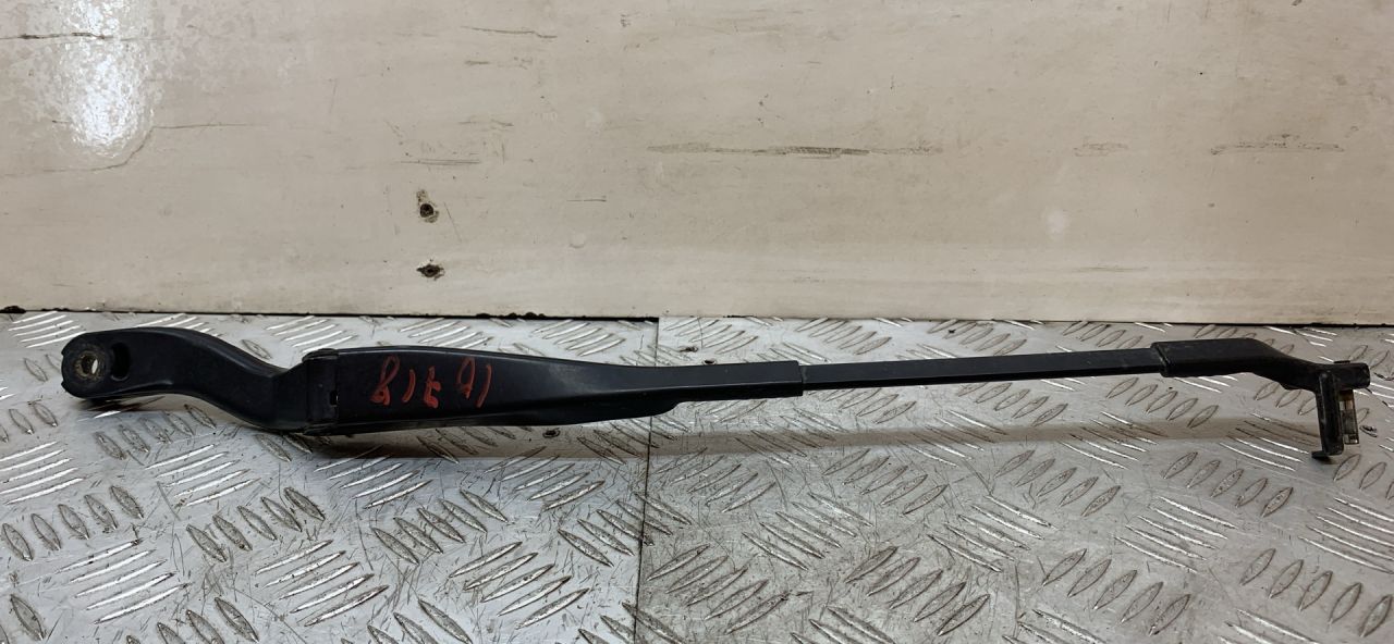 щеткодержатель (поводок стеклоочистителя, дворник) Mercedes-Benz E-Класс W211/S211 2004, 3.2 л., OM 648.961, дизель, АКПП, черный, универсал, задний привод, A2118200344 - фото №1