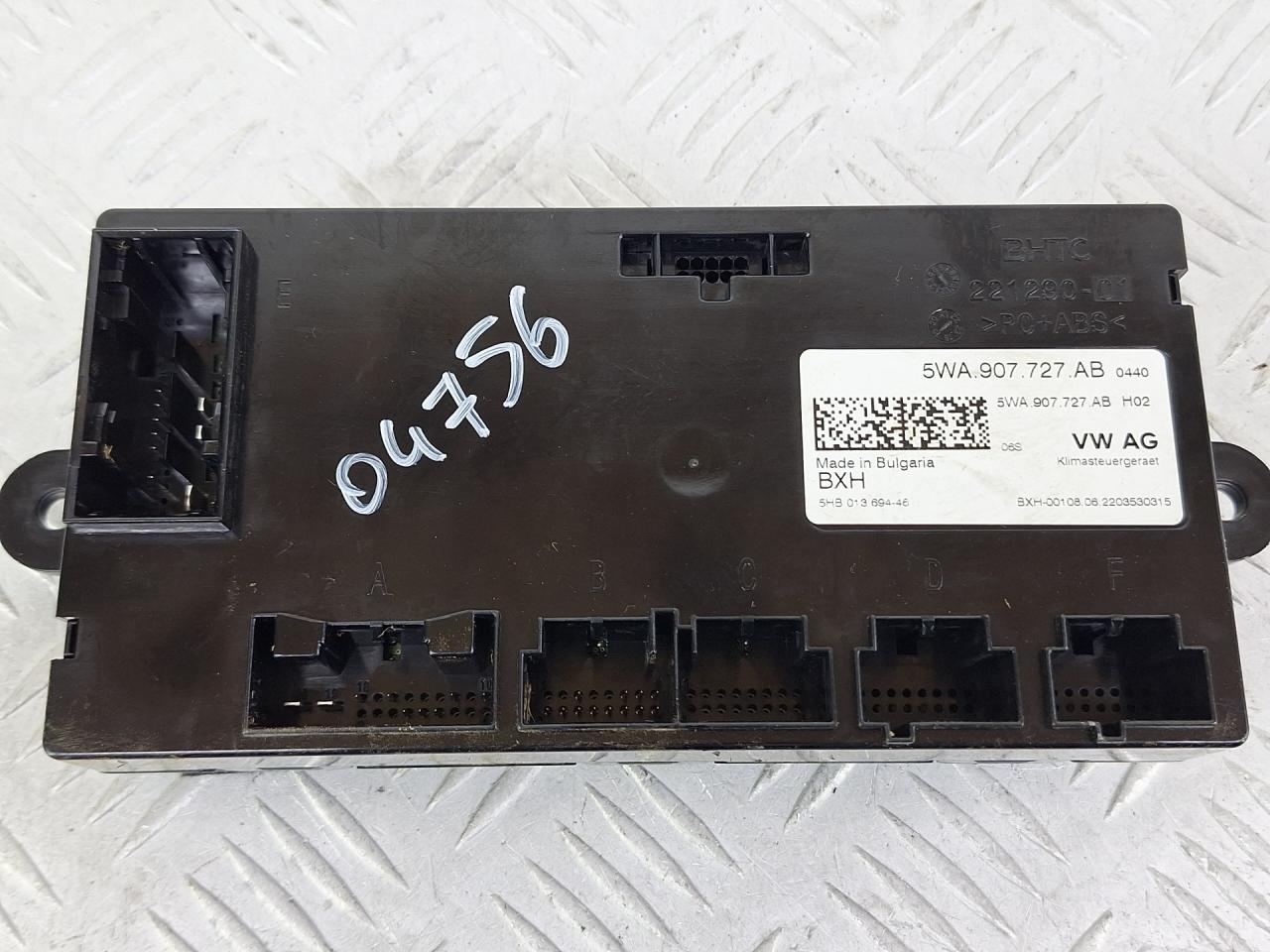 блок управления печки / климат-контроля Volkswagen Caddy 5 поколение 2022, бежевый, фургон, передний привод, 5WA907727AB, 2K7863252 - фото №1