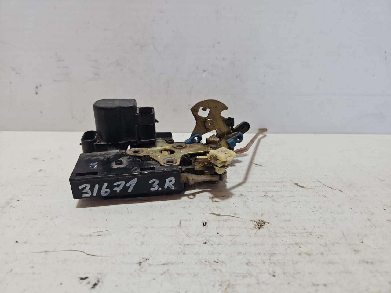 замок двери задней правой Daewoo Kalos 1 поколение 2004, 1.4 л., F14D3, бензин, МКПП, красный, минивэн, передний привод - фото №1