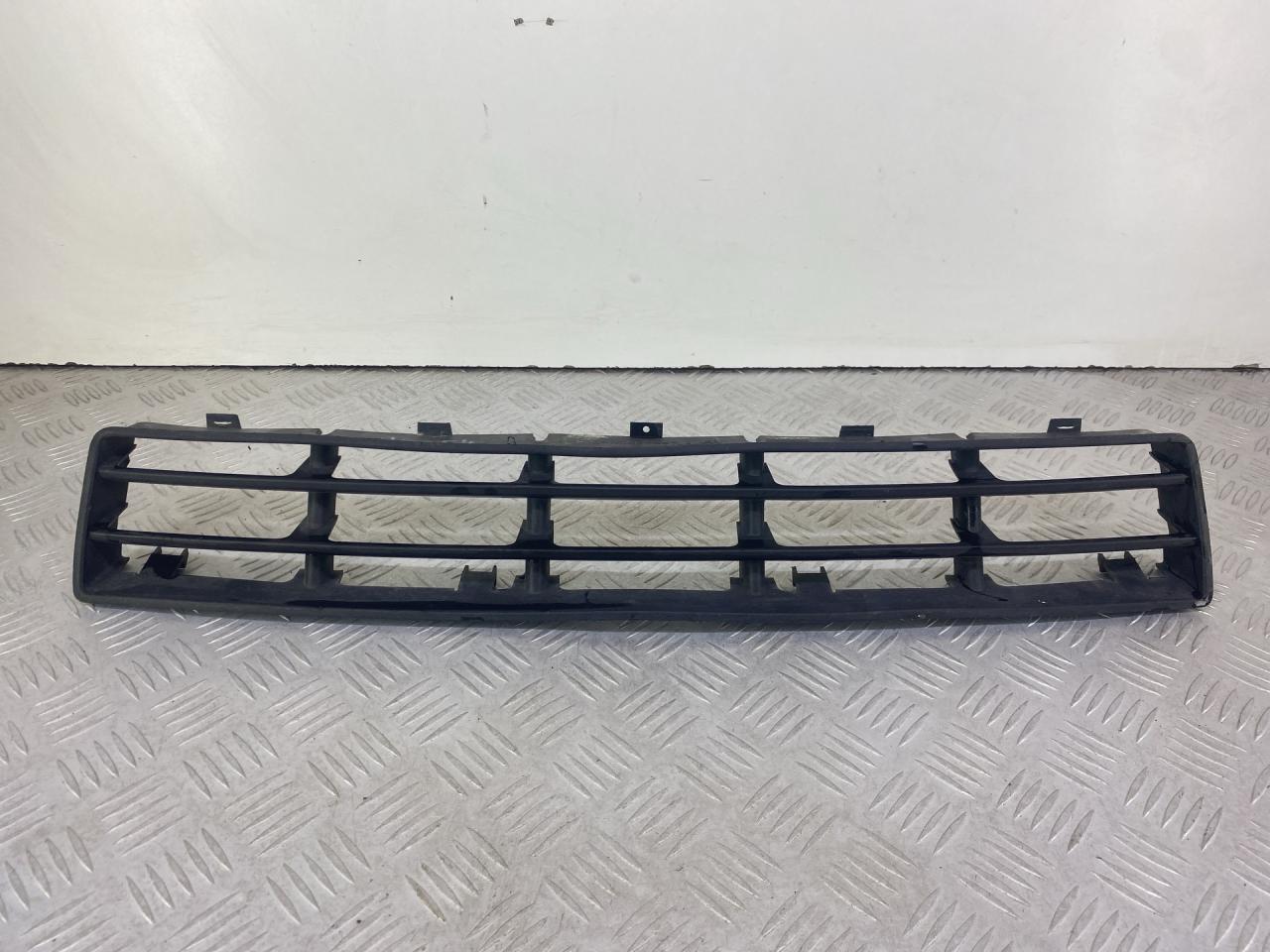 заглушка (решетка) в бампер Volkswagen Golf 4 поколение 2001, 1.6 л., AKL, бензин, АКПП, серебро, хетчбэк 3 дв., передний привод, 1J0853677 - фото №1