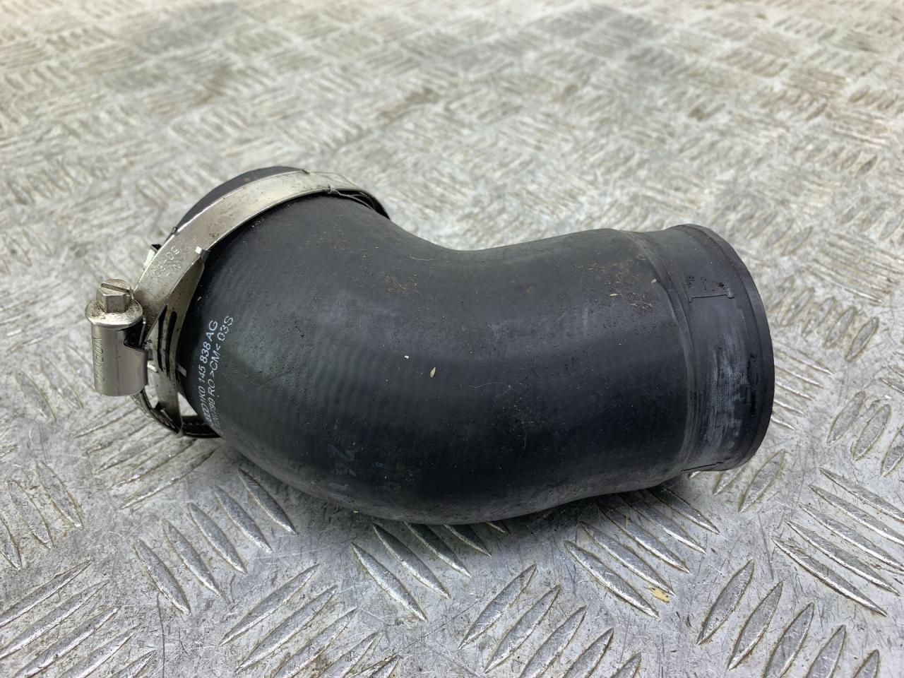 патрубок интеркулера Volkswagen Tiguan 1 поколение 2009, 1.8 л., бензин, 1K0145838AG - фото №1