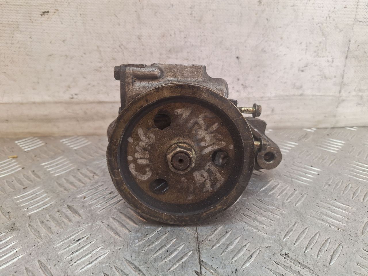 насос гидроусилителя руля Honda Civic 5 поколение (1991 - 1997), 1.5 л., бензин - фото №1