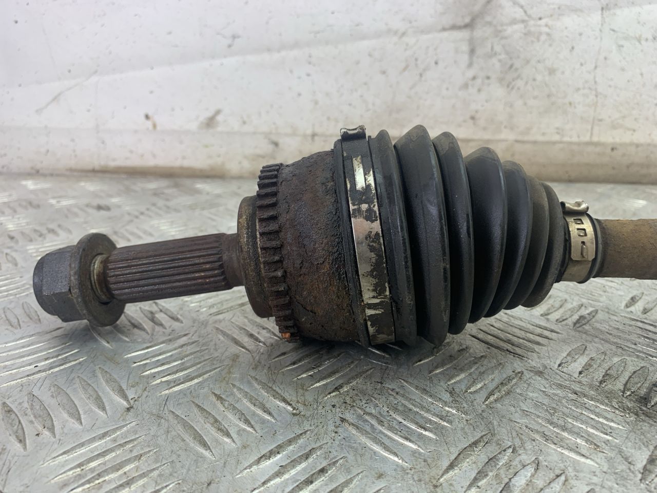 полуось передняя левая (приводной вал, ШРУС) Mitsubishi Carisma 1 поколение 1999, 1.8 л., бензин, передний привод - фото №1