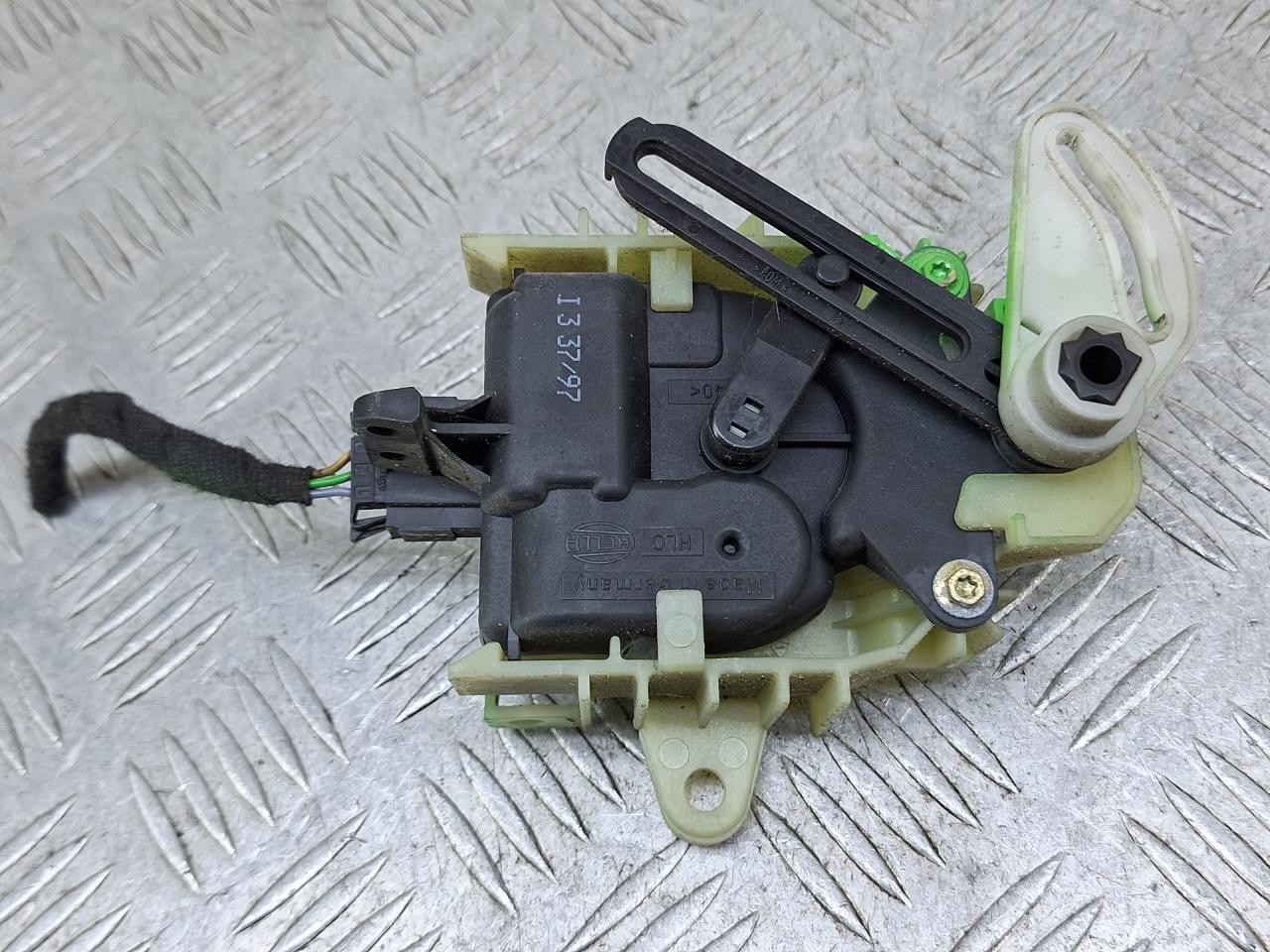 моторчик заслонки печки Volkswagen Passat B5 1998 - фото №1