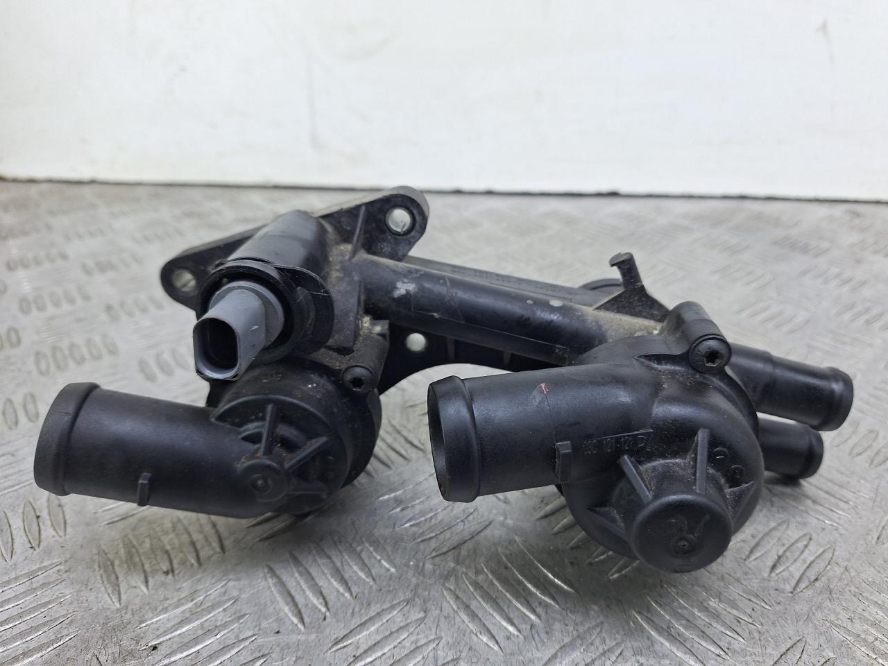 корпус термостата Volkswagen Golf 5 поколение 2007, 1.4 л., CAXA, бензин, 6МКПП, серый, универсал, передний привод, 03C121026AC, 03C121111T - фото №1