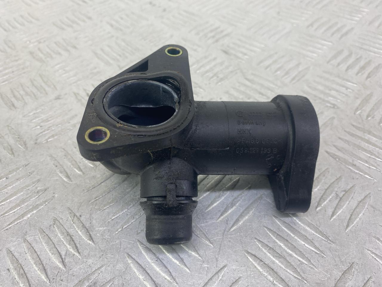 фланец (тройник) системы охлаждения Volkswagen Passat B5 1999, 1.8 л., APT, бензин, 5МКПП, зеленый, универсал, передний привод, 058121133B - фото №1