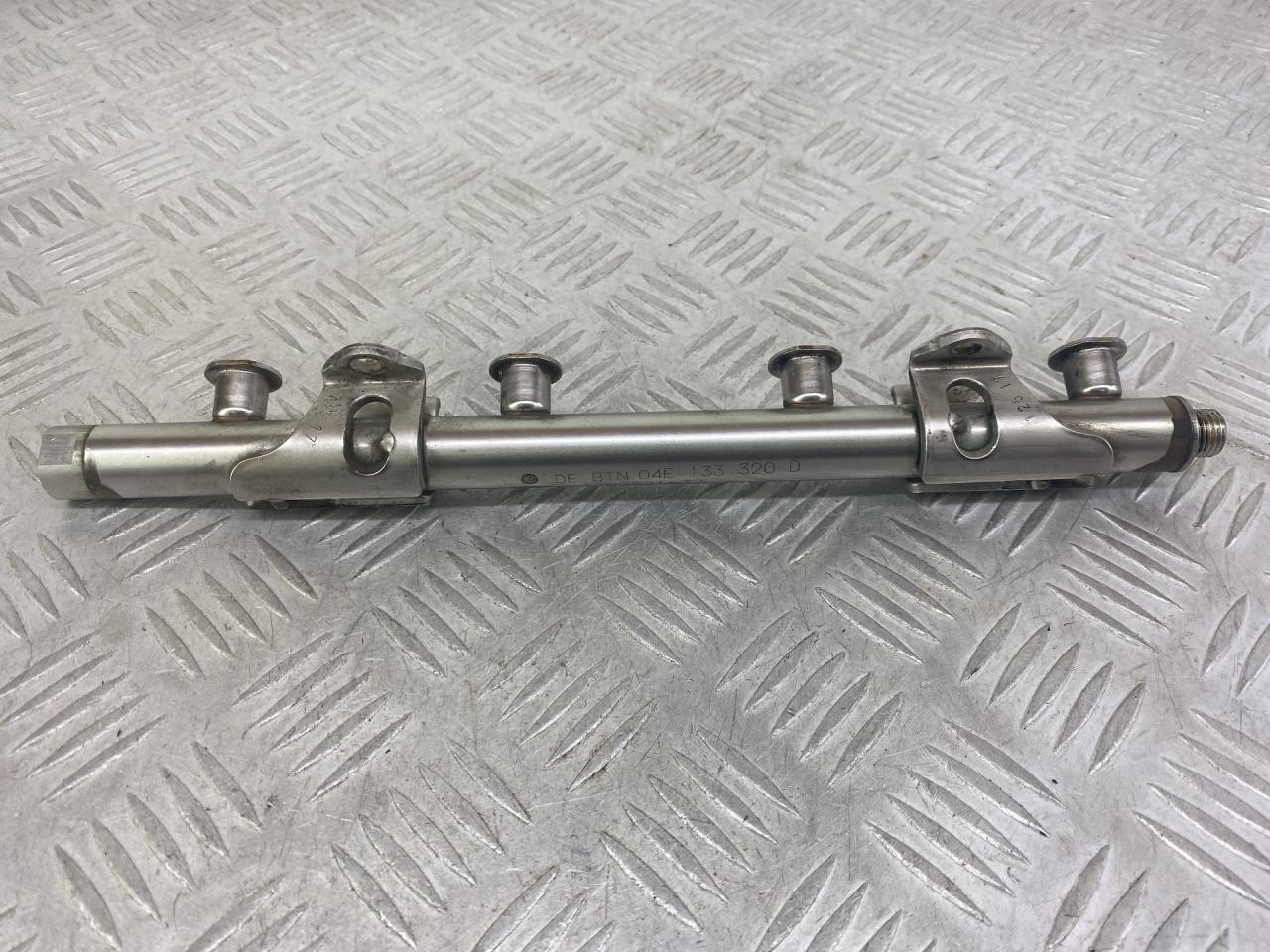 топливная рампа Audi A4 B9 2017, 1.4 л., CVNA, бензин, 6МКПП, темно-синий, универсал, передний привод, 04E133320D - фото №1