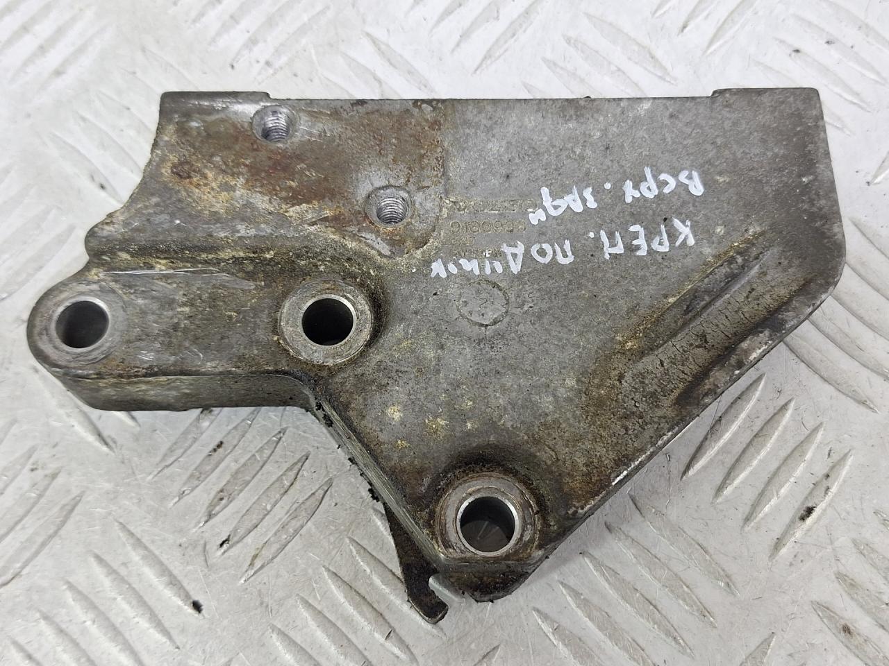 кронштейн двигателя Volvo V70 2 поколение 2001, 2.4 л., B 5244 T3, бензин, АКПП, серебро, универсал, полный привод, 9180996 - фото №1