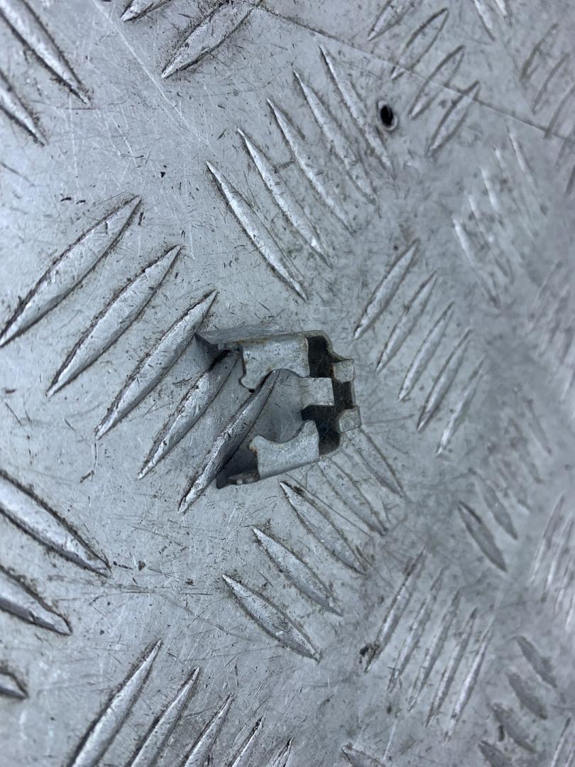 крепление форсунки Peugeot 307 1 поколение (2001 - 2005) - фото №1