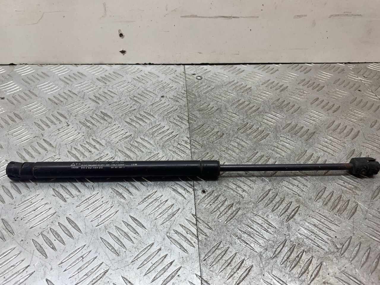 амортизатор крышки багажника (3-5 двери) Daewoo Kalos 1 поколение 2004, 1.4 л., F14D3, бензин, МКПП, красный, минивэн, передний привод, 96540939 - фото №1