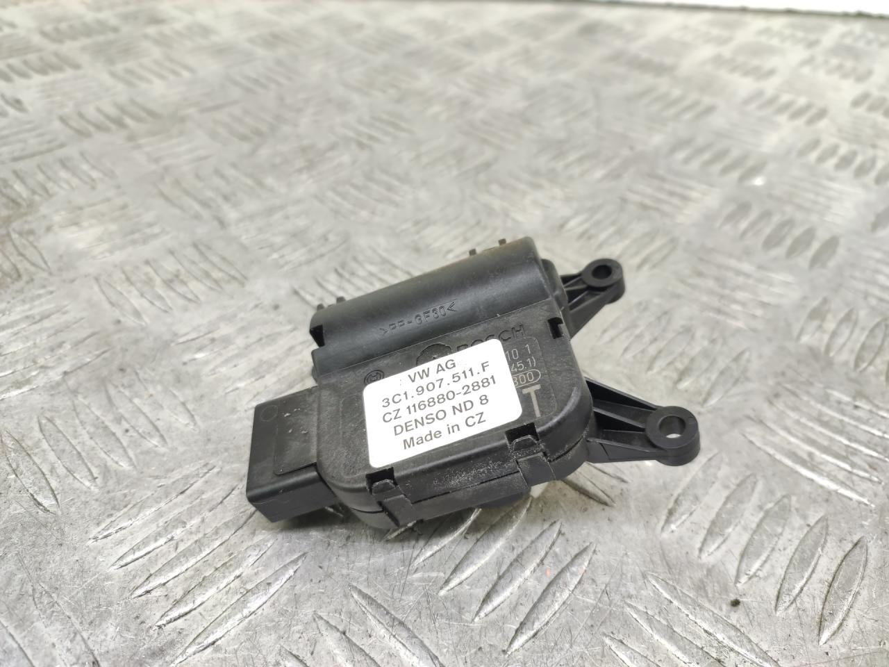 моторчик заслонки печки Skoda Yeti 1 поколение (2009 - 2014), бензин, МКПП, коричневый, 3C1907511F - фото №1