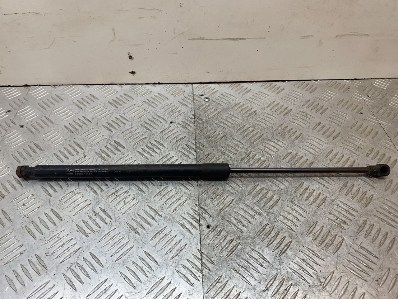 амортизатор крышки багажника (3-5 двери) Chevrolet Nubira 1 поколение 2007, 2.0 л., Z 20 DM, дизель, МКПП, универсал, передний привод, 96940955 - фото №1