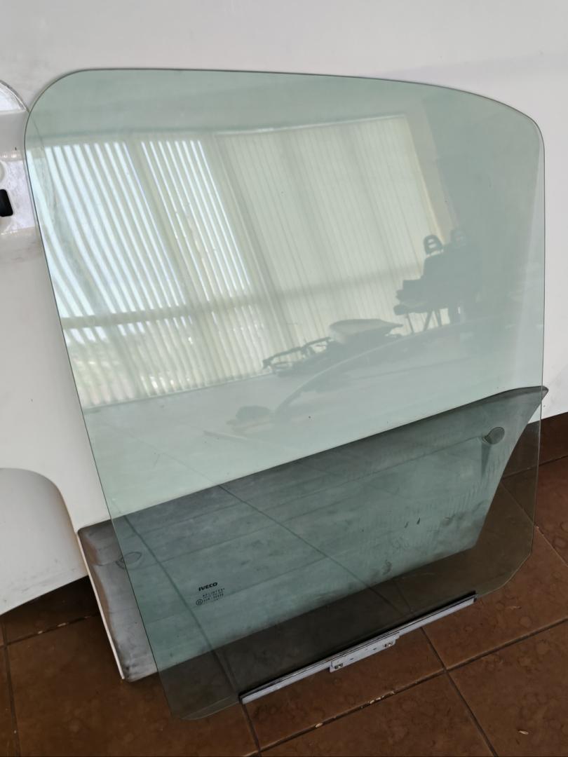 стекло двери передней правой IVECO Daily 3 поколение 40C13 2005, 2.8 л., дизель, микроавтобус, 43R-00048 - фото №1