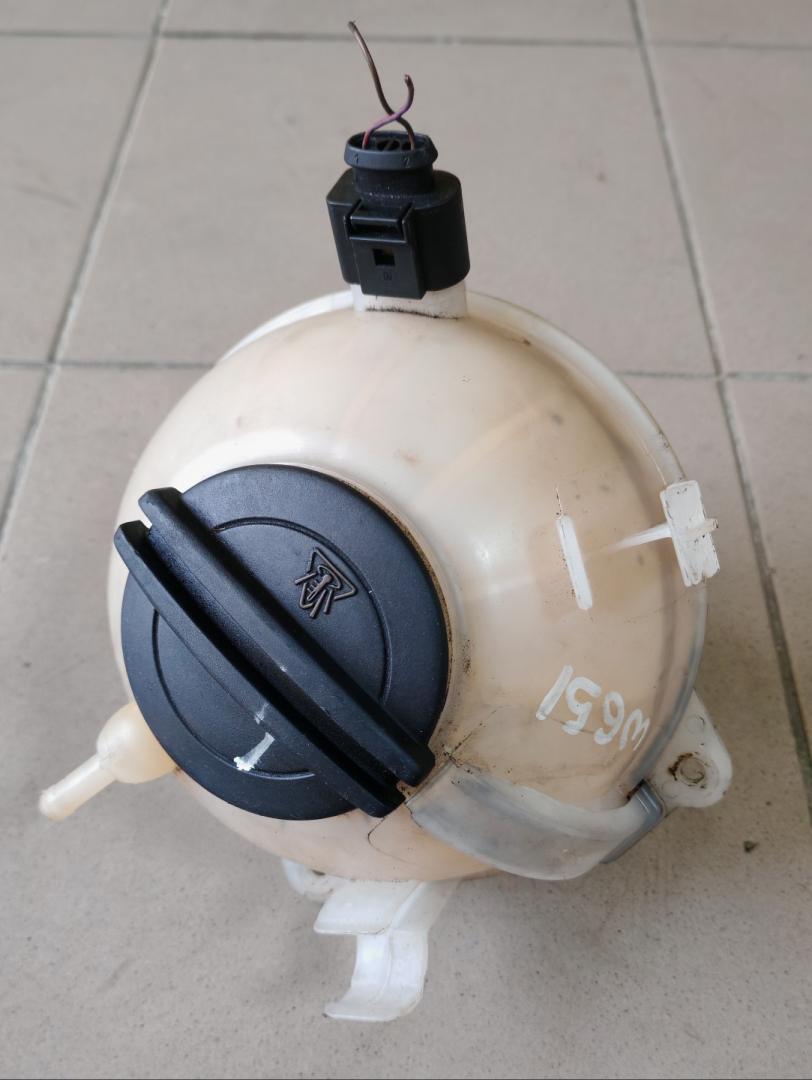 бачок расширительный Volkswagen Tiguan 1 поколение 2009, 2.0 л., CBAB, дизель, МКПП, 1K0121407A - фото №1