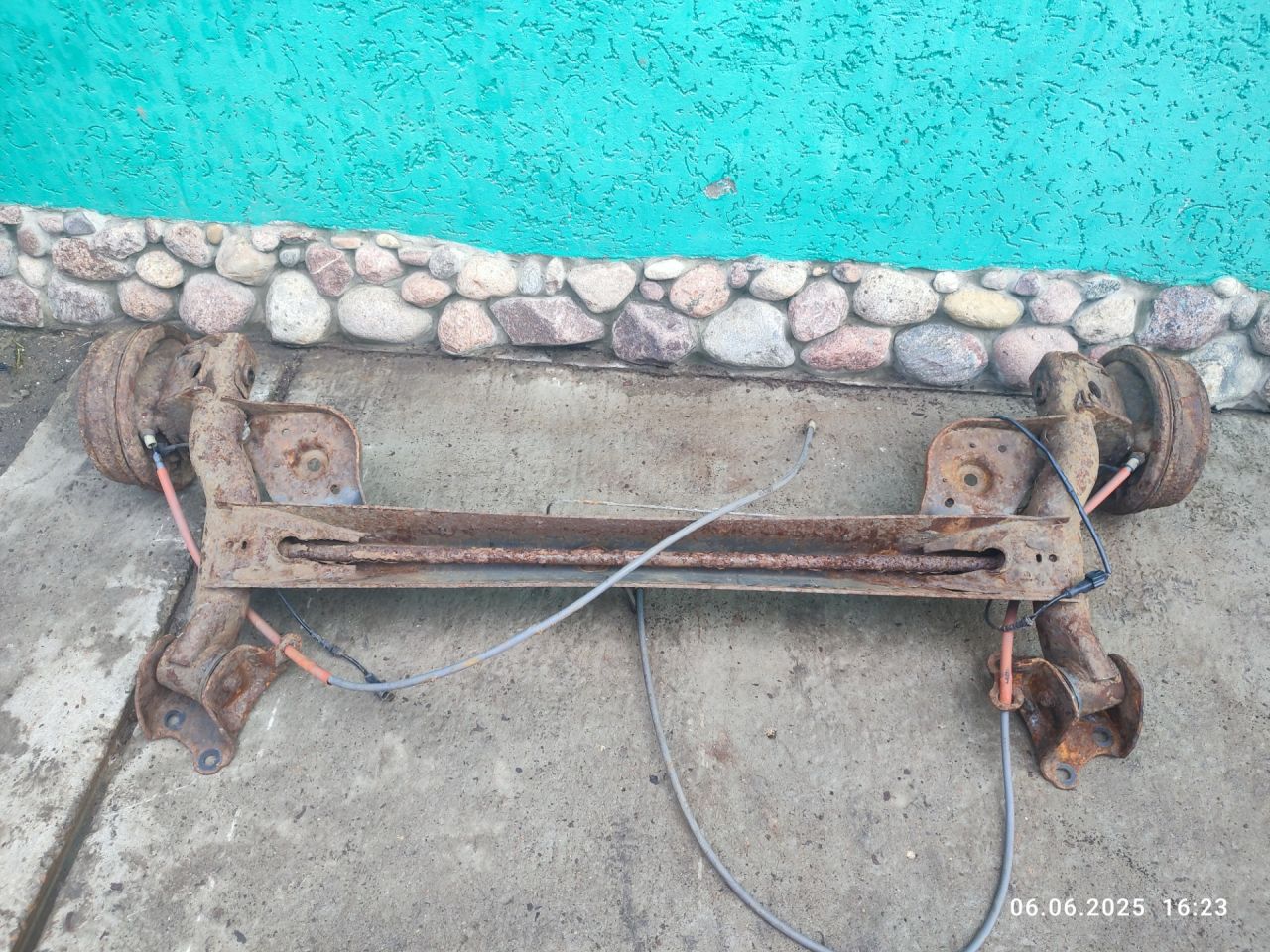 балка подвески задняя Renault Duster 1 поколение HSM 2014, 1.6 л., K4M 696, бензин, 5МКПП, внедорожник 5 дв., 555016666R - фото №1