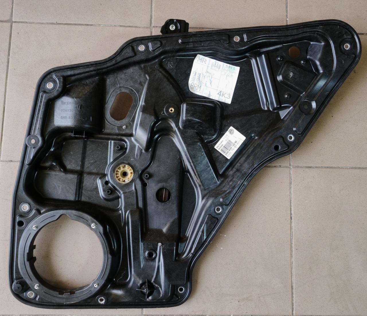 стеклоподъемник электрический задний правый Volkswagen Tiguan 1 поколение 2009, 2.0 л., CBAB, дизель, МКПП, 5N0839730M - фото №1