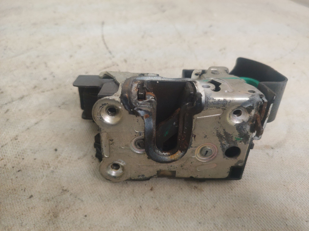 замок двери задней правой Renault Duster 1 поколение HSA 2013, 1.5 л., K9K 896, дизель, 6МКПП, белый, внедорожник 5 дв., 825020966R - фото №1