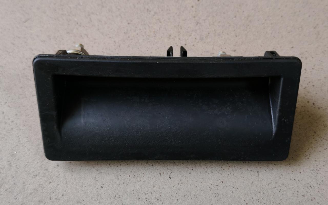 кнопка открытия багажника Volkswagen Tiguan 1 поколение 2009, 2.0 л., CBAB, дизель, МКПП, 5N0827566 - фото №1