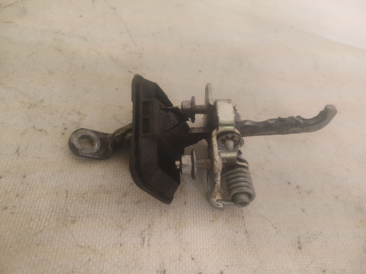 ограничитель открывания двери Renault Duster 1 поколение HSA 2013, 1.5 л., K9K 896, дизель, 6МКПП, белый, внедорожник 5 дв., 804305879R - фото №1