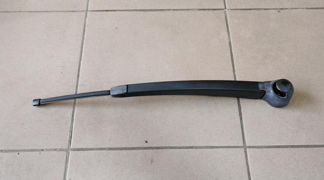 щеткодержатель задний Volkswagen Tiguan 1 поколение 2009, 2.0 л., CBAB, дизель, МКПП, 1T0955707 - фото №1