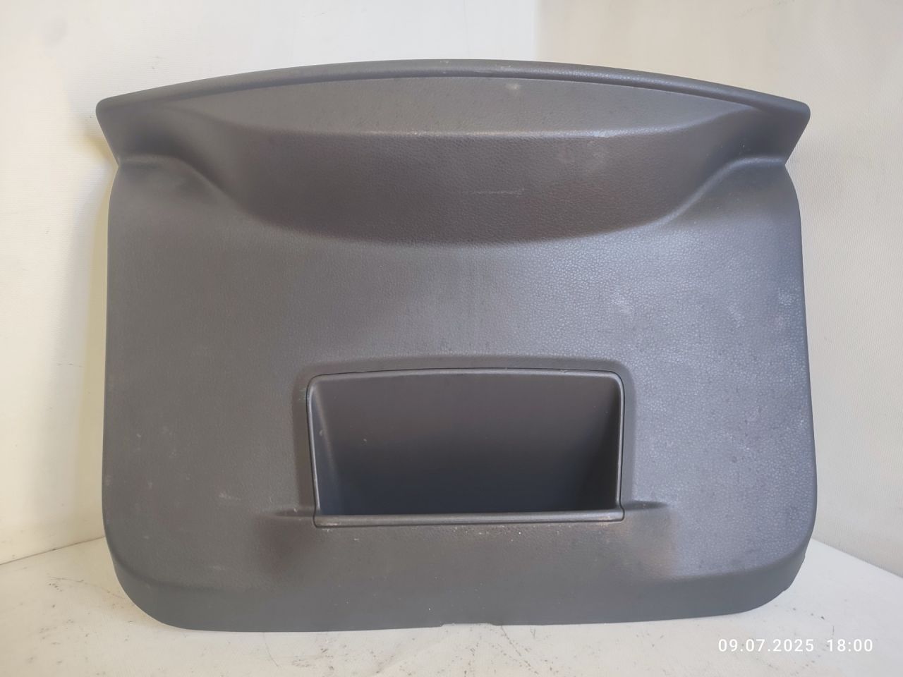 накладка двери (крышки) багажника Renault Duster 1 поколение HSM 2014, 1.6 л., K4M 696, бензин, 5МКПП, внедорожник 5 дв. - фото №1