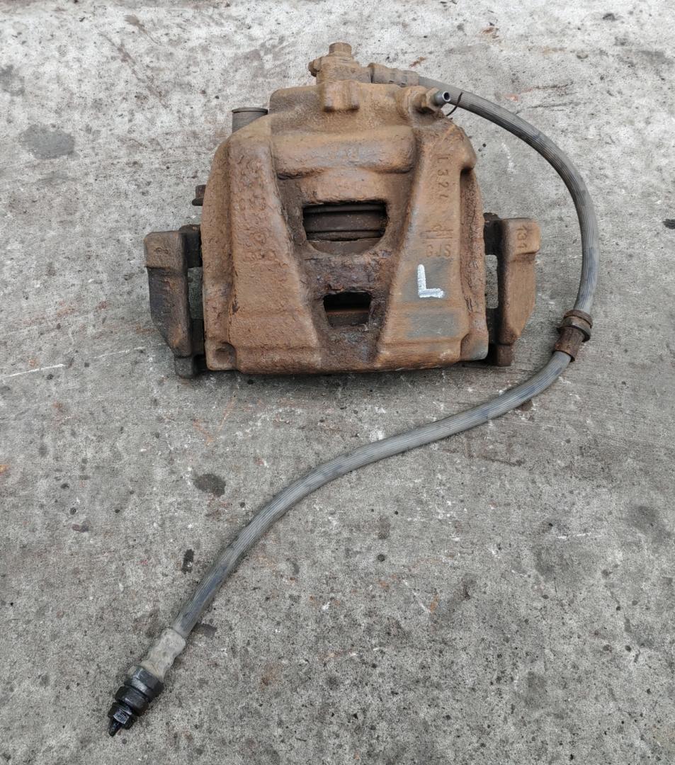 суппорт передний левый Volkswagen Tiguan 1 поколение 2009, 2.0 л., CBAB, дизель, МКПП, 5N0615123 - фото №1