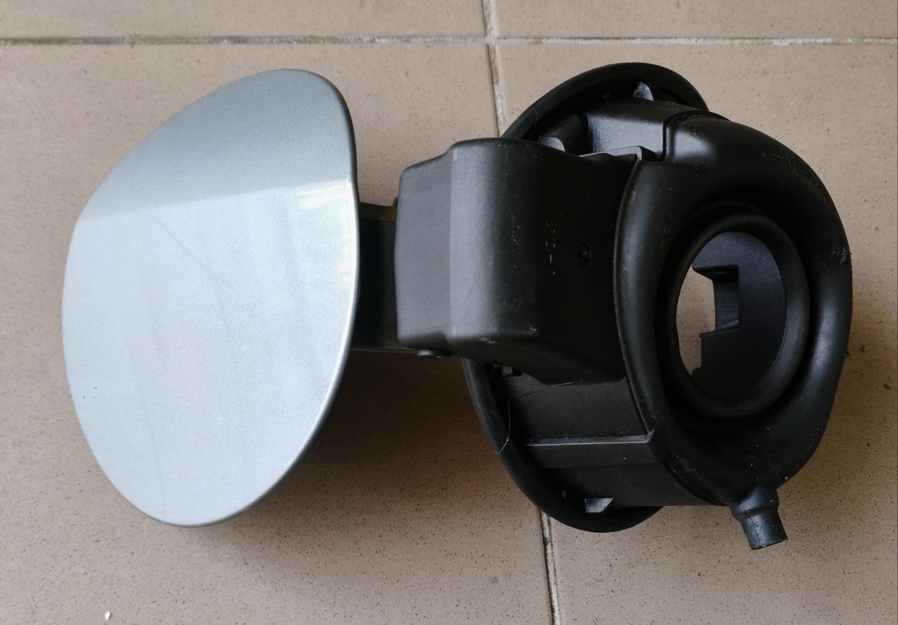 лючок топливного бака Volkswagen Tiguan 1 поколение 2009, 2.0 л., CBAB, дизель, МКПП, 5N0809857C - фото №1