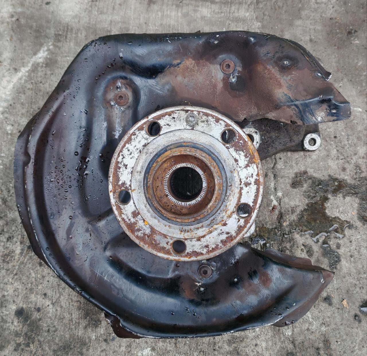 кулак задний левый Volkswagen Tiguan 1 поколение 2009, 2.0 л., CBAB, дизель, МКПП, 3C0505433G - фото №1