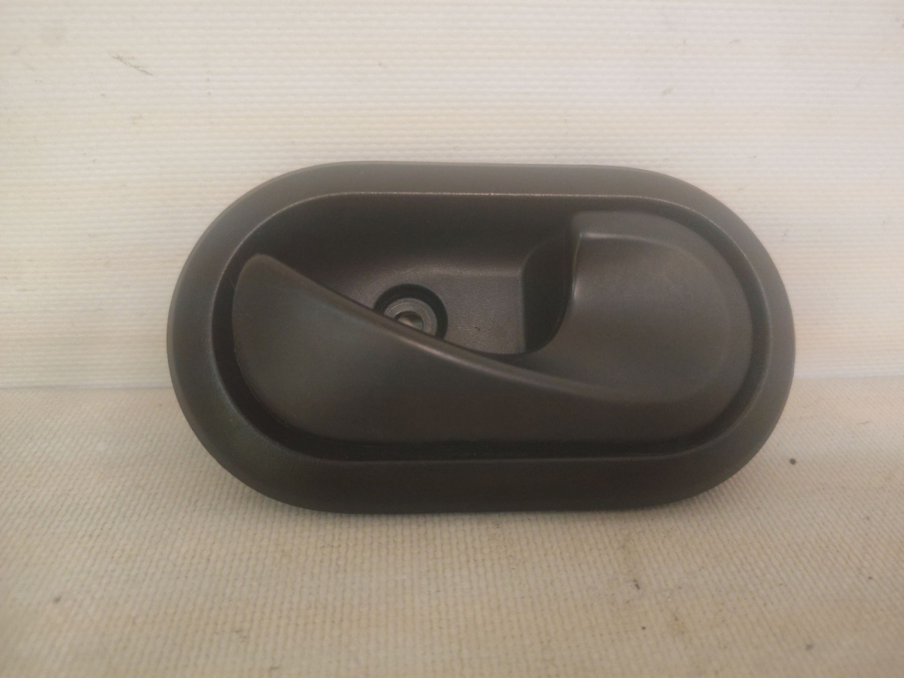 ручка внутренняя передняя правая Renault Duster 1 поколение HSA 2013, 1.5 л., K9K 896, дизель, 6МКПП, белый, внедорожник 5 дв., 8200733847 - фото №1