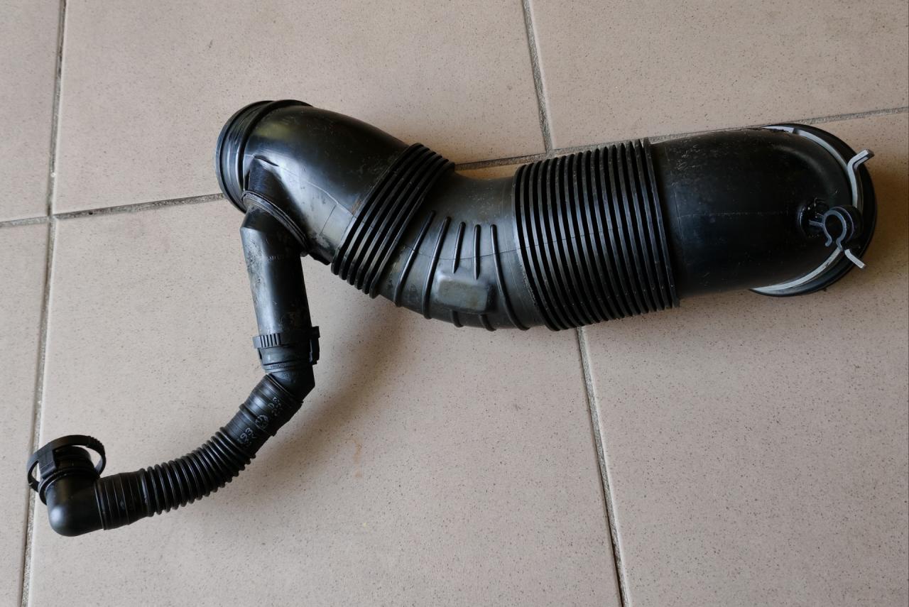 патрубок воздушного фильтра Volkswagen Tiguan 1 поколение 2009, 2.0 л., CBAB, дизель, МКПП, 5N0129656 - фото №1