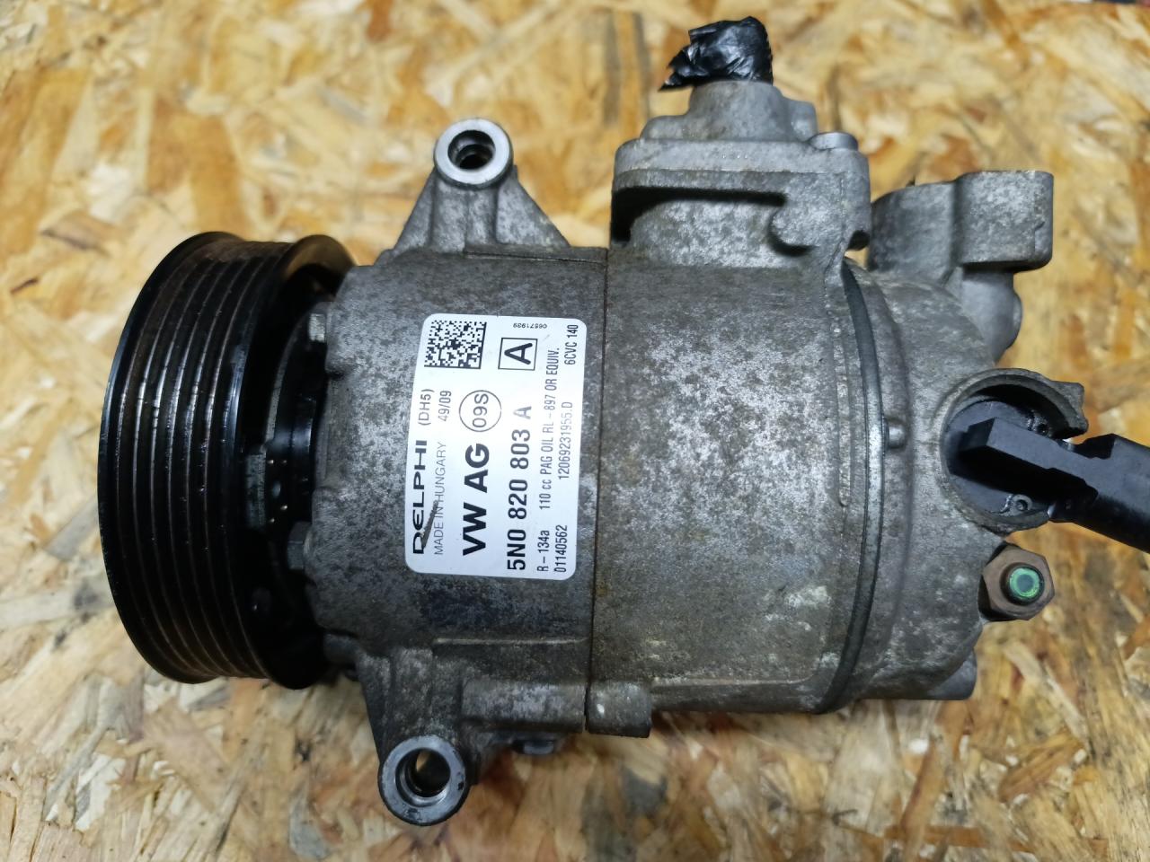 компрессор кондиционера Volkswagen Tiguan 1 поколение 2009, 2.0 л., CBAB, дизель, МКПП, 5N0820803A - фото №1