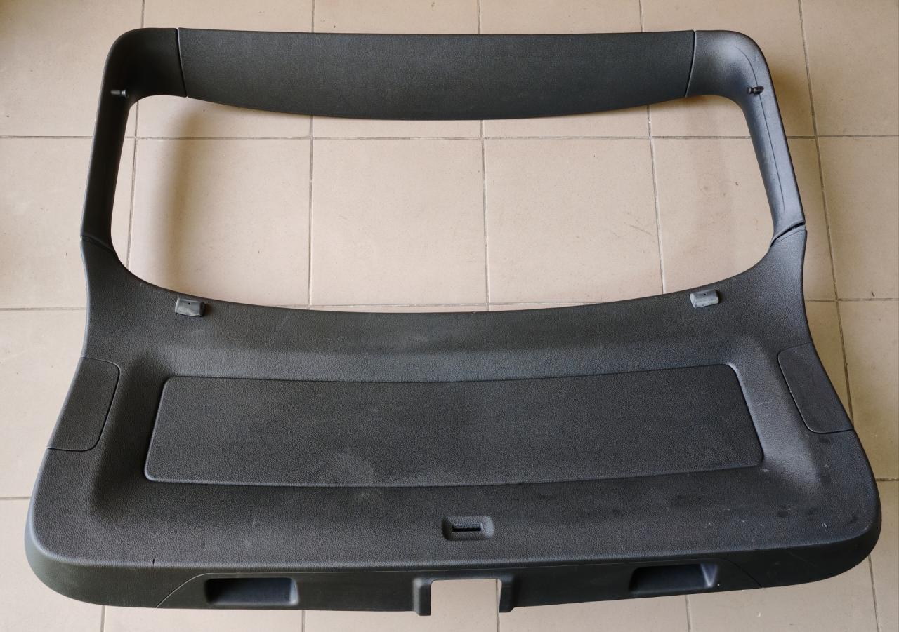 обшивка крышки багажника Volkswagen Tiguan 1 поколение 2009, 2.0 л., CBAB, дизель, МКПП, 5N0867601A, 5N0867707B, 5N0867704B, 5N0867703B - фото №1