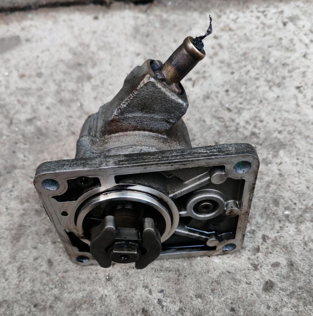 насос вакуумный IVECO Daily 3 поколение 40C13 2005, 2.8 л., дизель, микроавтобус, 99487145, 504019972 - фото №1