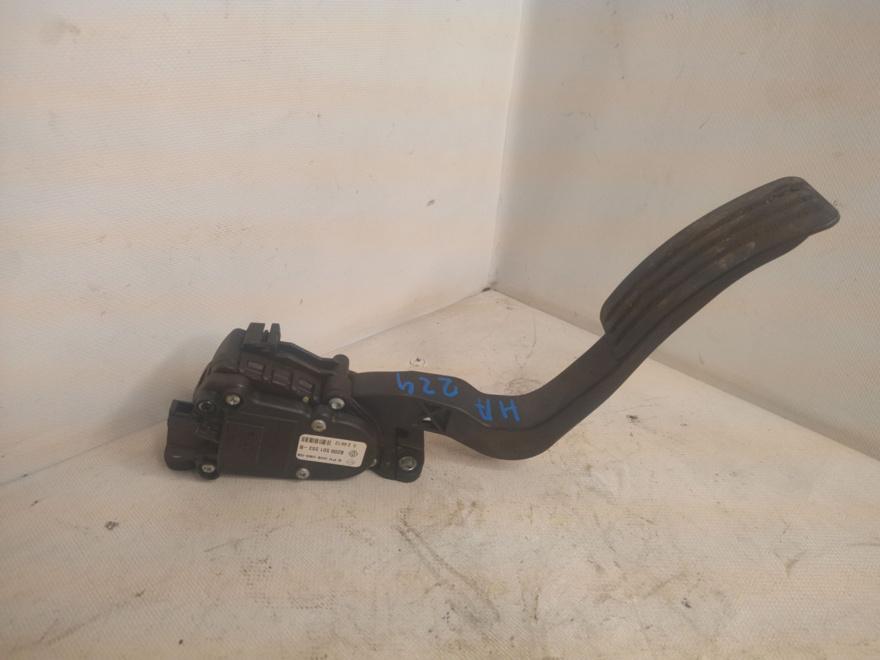 педаль Renault Duster 1 поколение HSM 2014, 1.6 л., K4M 696, бензин, 5МКПП, внедорожник 5 дв., 8200501553, 180102185R - фото №1