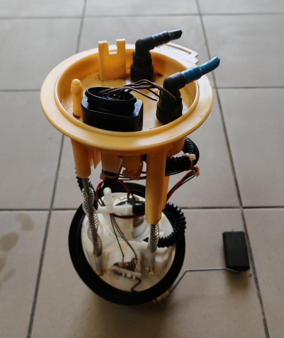 насос топливный Volkswagen Tiguan 1 поколение 2009, 2.0 л., CBAB, дизель, МКПП, 5N0919050F - фото №1