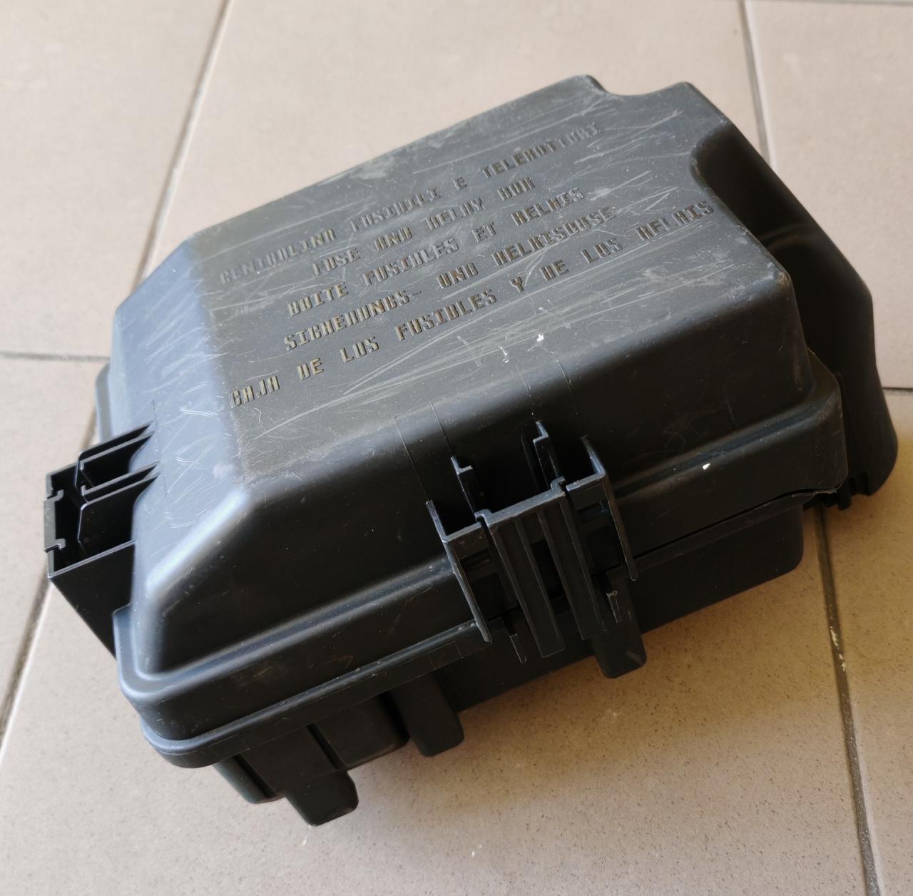 короб предохранителей IVECO Daily 4 поколение 2010, 3.0 л., дизель, 69501170, 69500167, 69500825 - фото №1