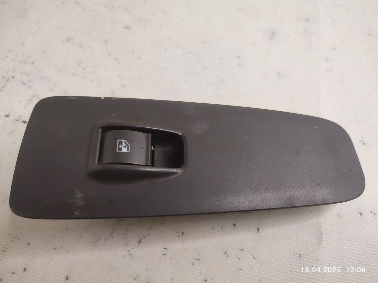 кнопка стеклоподъемника двери передней правой Citroen Jumper 2 поколение 2007, 2.2 л., 4HU (P22DTE), дизель, 6МКПП, микроавтобус, 6554XV - фото №1