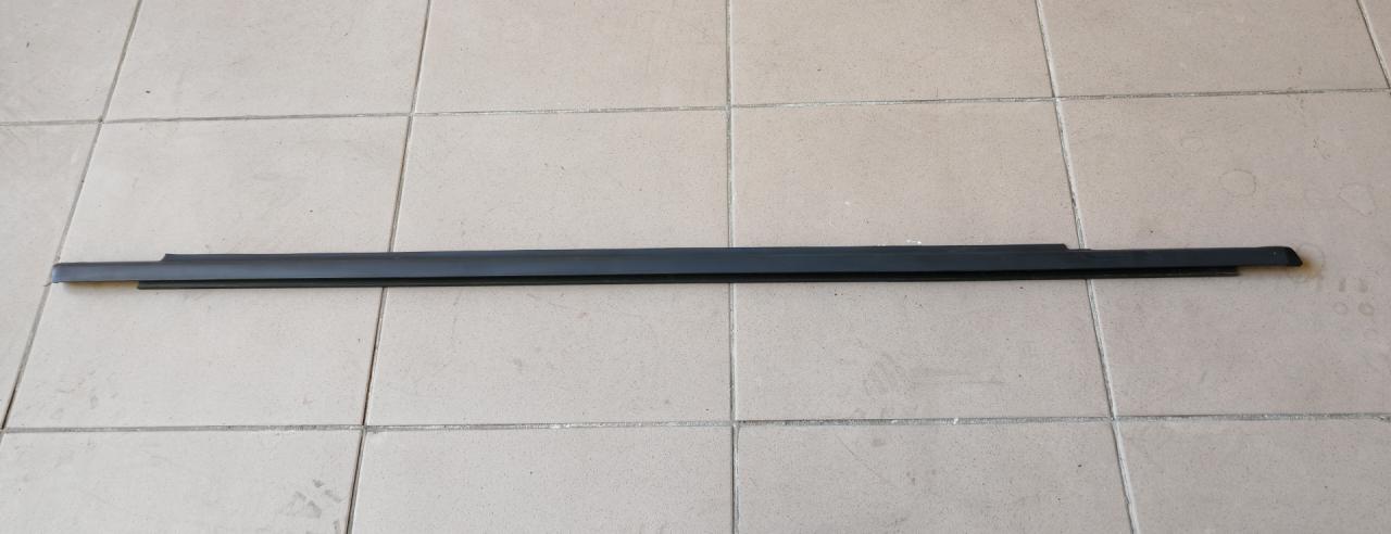 молдинг стекла Volkswagen Tiguan 1 поколение 2009, 2.0 л., CBAB, дизель, МКПП, 5N0837478A - фото №1