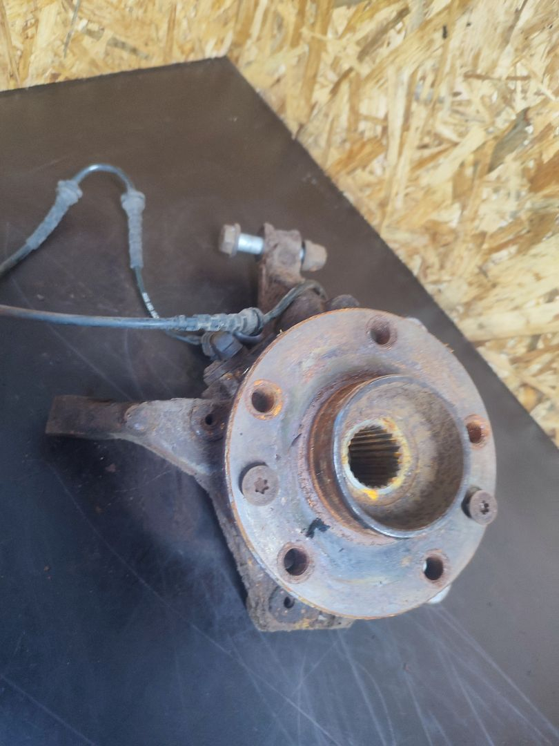 кулак поворотный правый Renault Duster 1 поколение HSA 2013, 1.5 л., K9K 896, дизель, 6МКПП, белый, внедорожник 5 дв., 8200881829 - фото №1