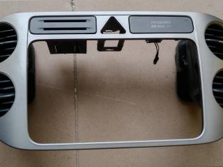 дефлектор обдува салона Volkswagen Tiguan 1 поколение 2009, 2.0 л., CBAB, дизель, МКПП, 5M0858071K, 5N0858069A