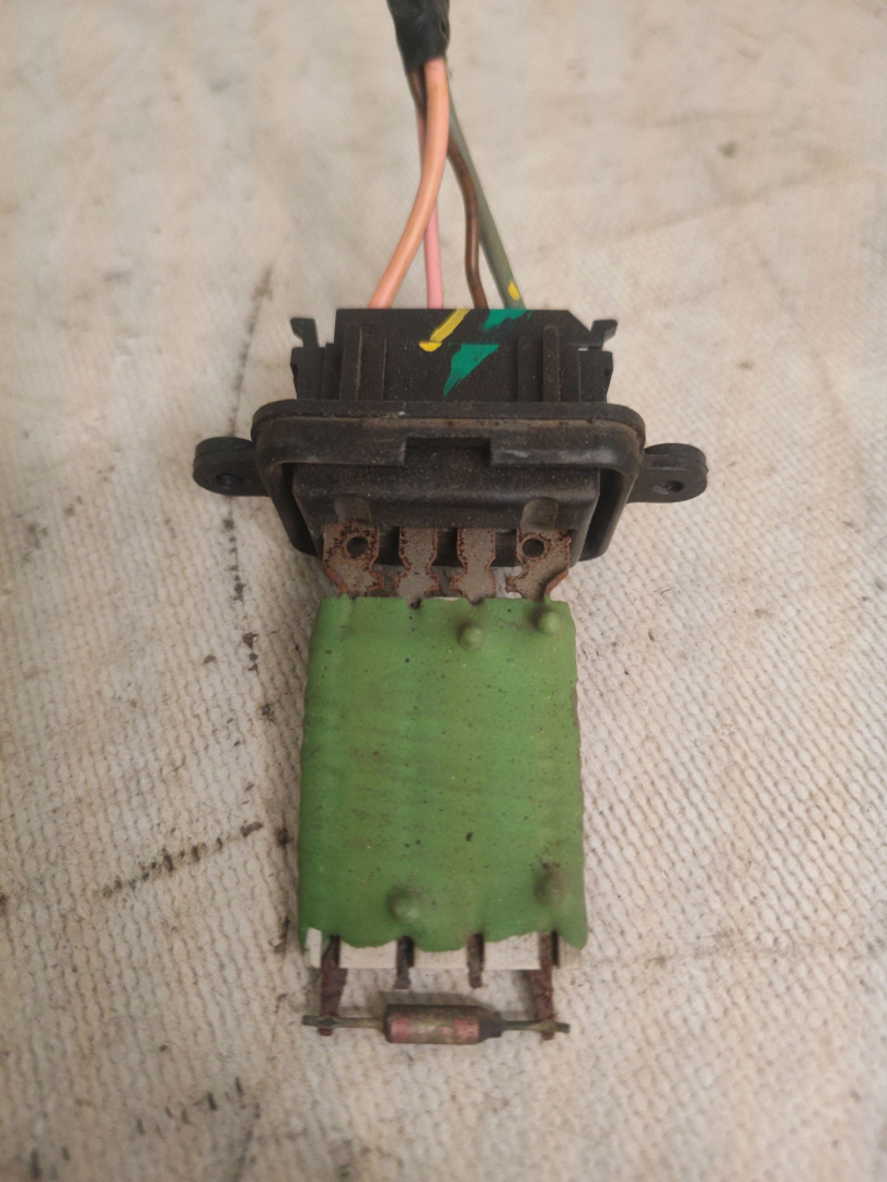 сопротивление печки Renault Duster 1 поколение HSA 2013, 1.5 л., K9K 896, дизель, 6МКПП, белый, внедорожник 5 дв., 271508805R - фото №1