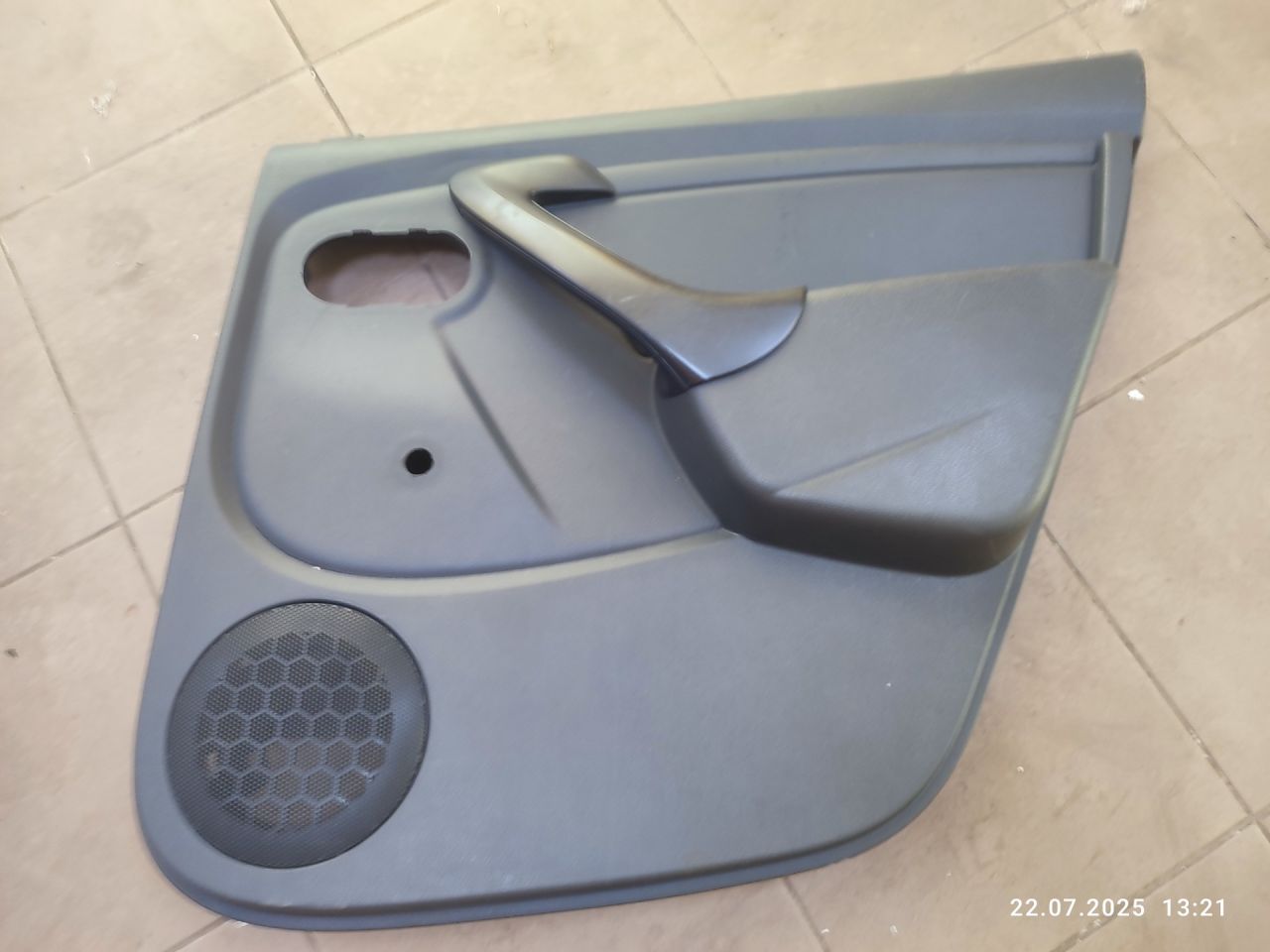 обшивка двери задняя правая Renault Duster 1 поколение HSM 2014, 1.6 л., K4M 696, бензин, 5МКПП, внедорожник 5 дв., 829A03880R - фото №1