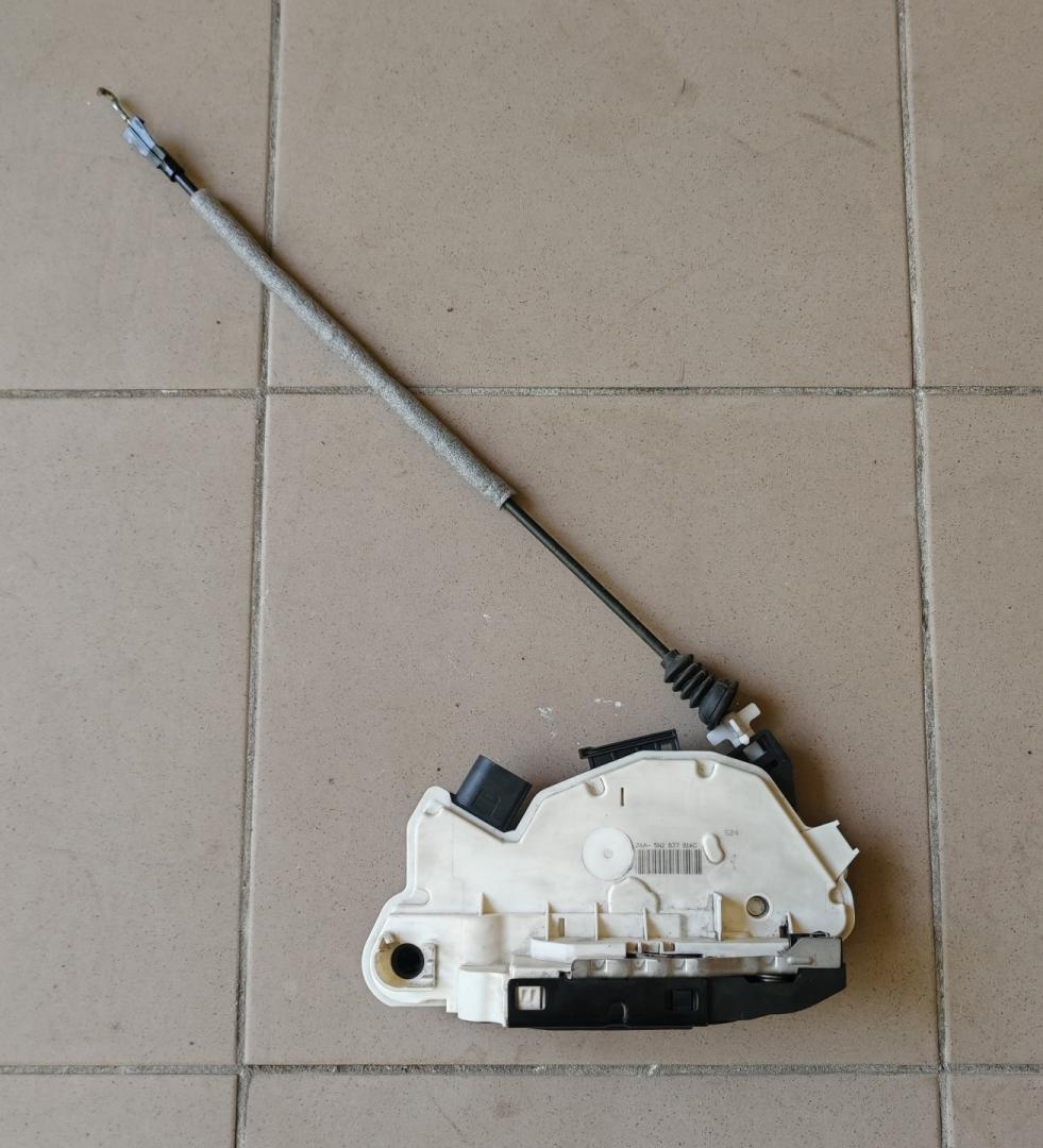 замок двери передней правой Volkswagen Tiguan 1 поколение 2009, 2.0 л., CBAB, дизель, МКПП, 5N2837016C - фото №1