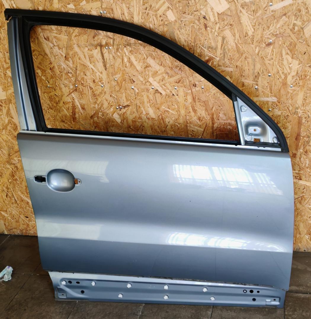 дверь передняя правая Volkswagen Tiguan 1 поколение 2009, 2.0 л., CBAB, дизель, МКПП, 5N0831312C - фото №1
