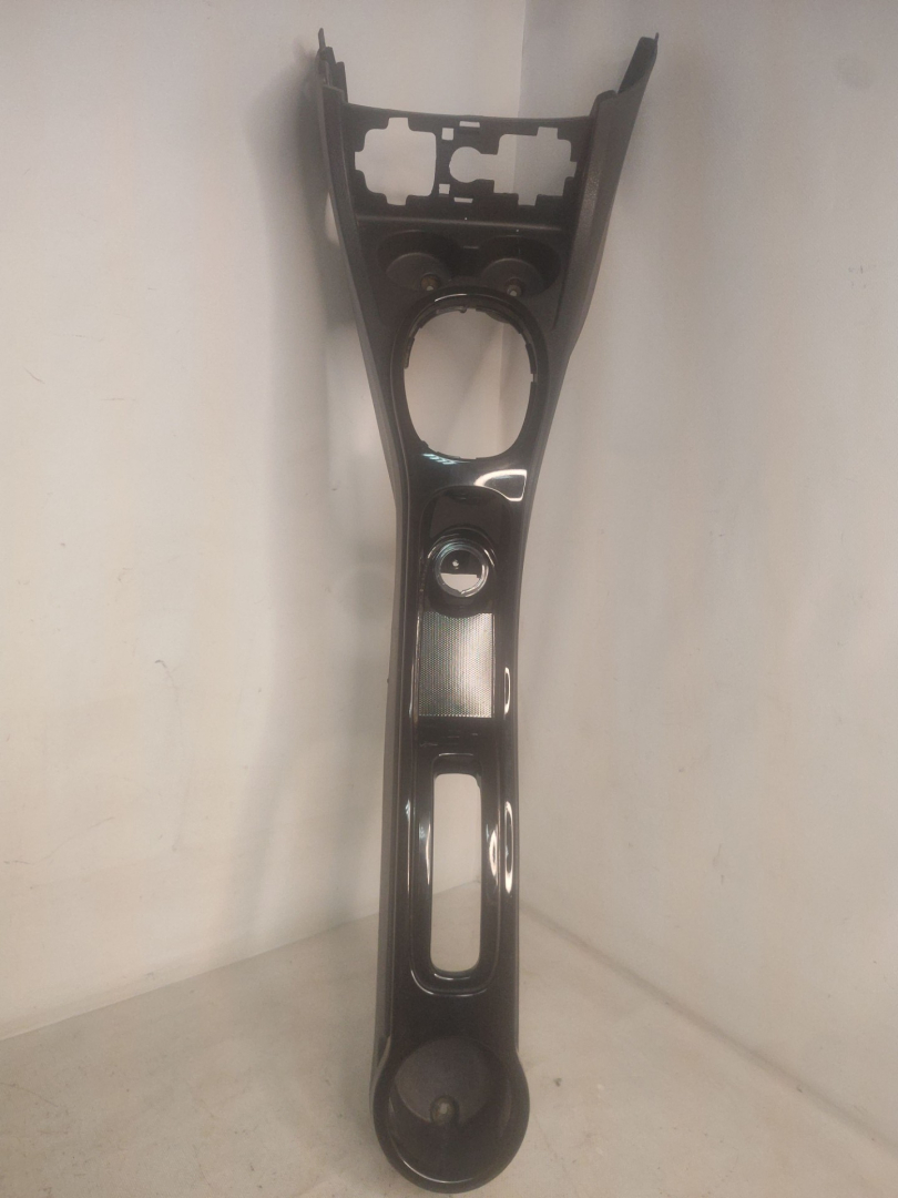 консоль салона Renault Duster 1 поколение HSA 2013, 1.5 л., K9K 896, дизель, 6МКПП, белый, внедорожник 5 дв., 969107309R - фото №1