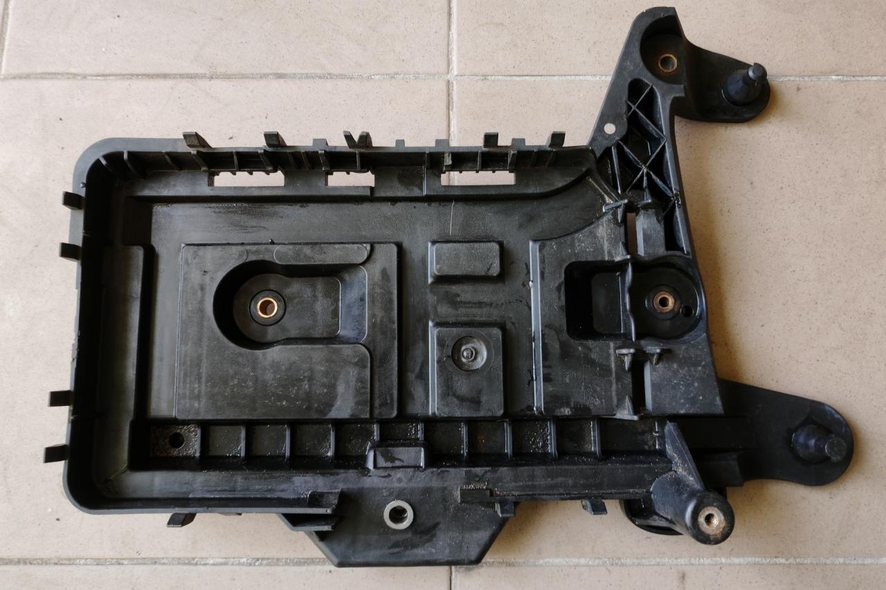 полка аккумулятора Volkswagen Tiguan 1 поколение 2009, 2.0 л., CBAB, дизель, МКПП, 1K0915333 - фото №1