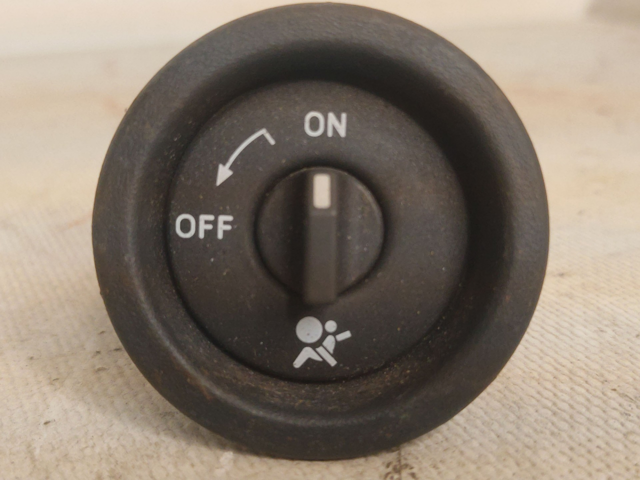 кнопка Airbag Renault Duster 1 поколение HSA 2013, 1.5 л., K9K 896, дизель, 6МКПП, белый, внедорожник 5 дв., 681995427R - фото №1