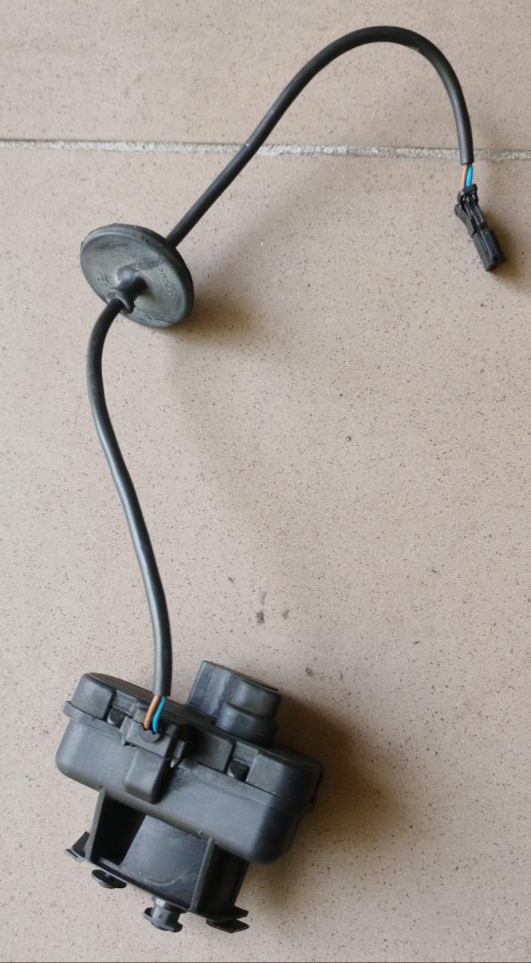 активатор замка крышки топливного бака Volkswagen Tiguan 1 поколение 2009, 2.0 л., CBAB, дизель, МКПП, 5N0810773D - фото №1