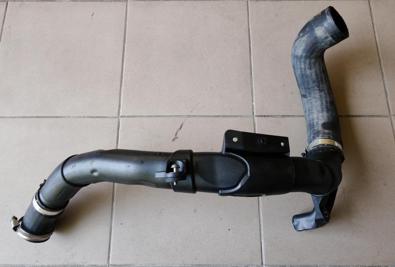 патрубок интеркулера Volkswagen Tiguan 1 поколение 2009, 2.0 л., CBAB, дизель, МКПП, 5N0145840F - фото №1